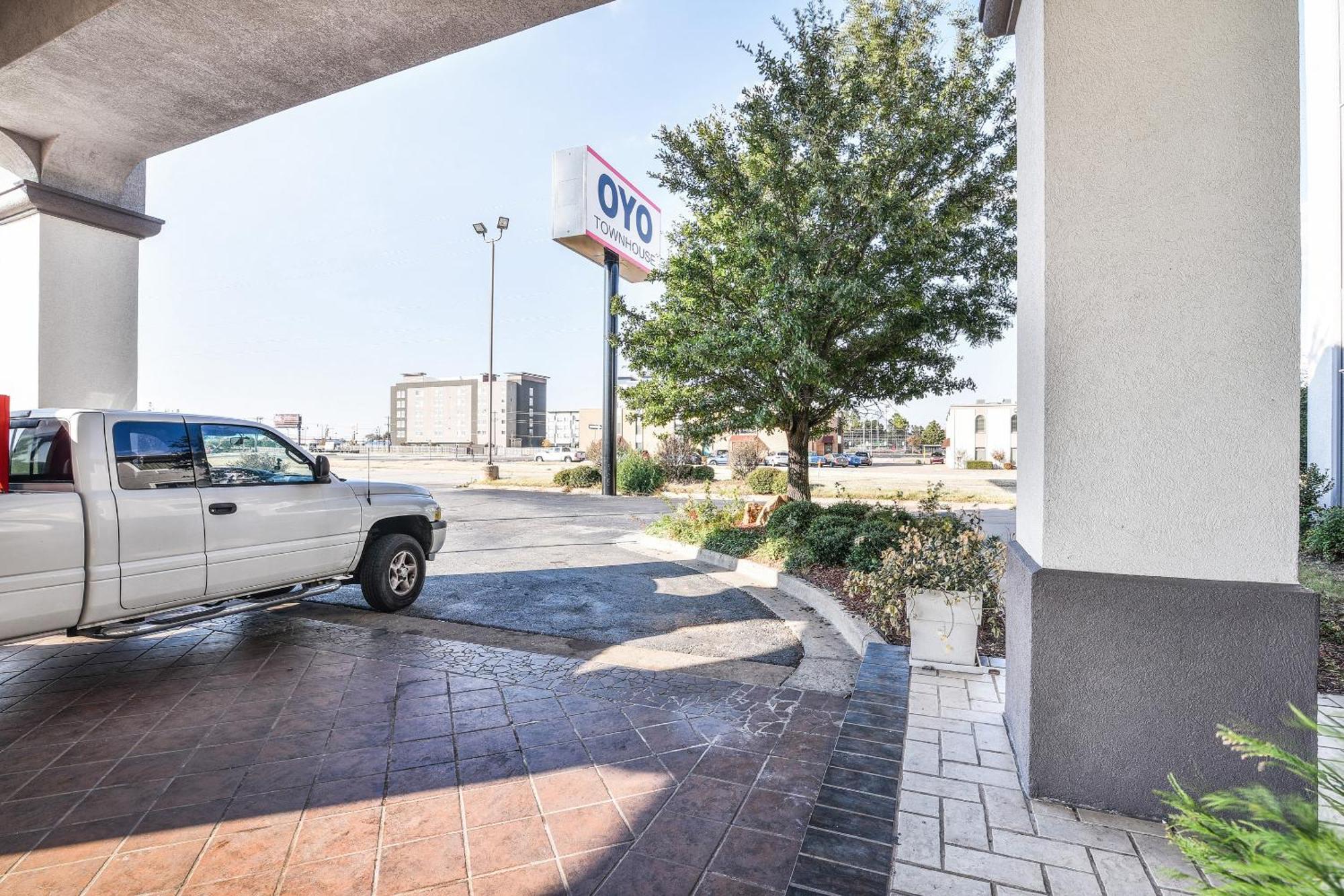 Oyo Townhouse Airport Oklahoma City