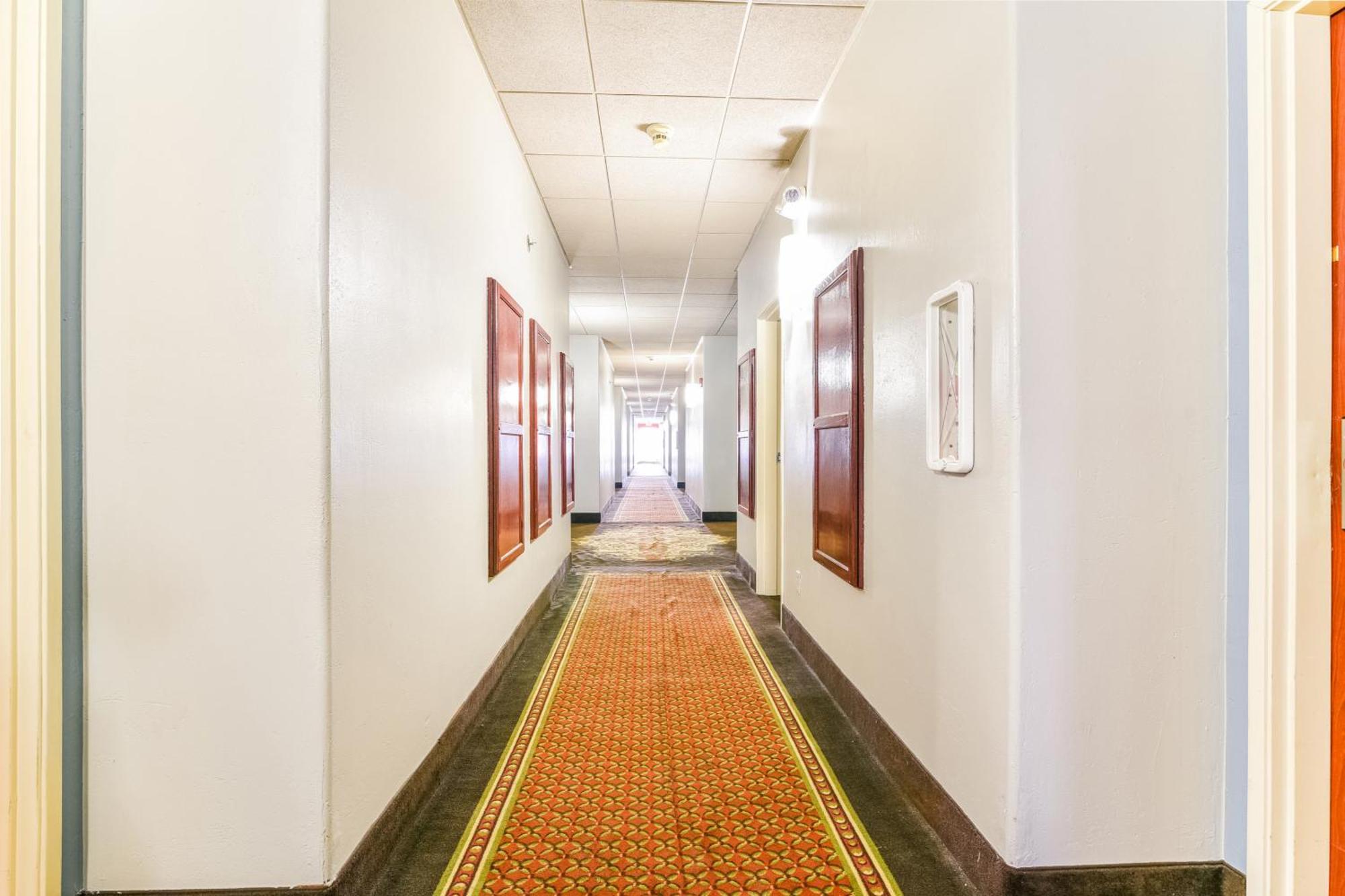 Oyo Townhouse Airport Hotel 3*