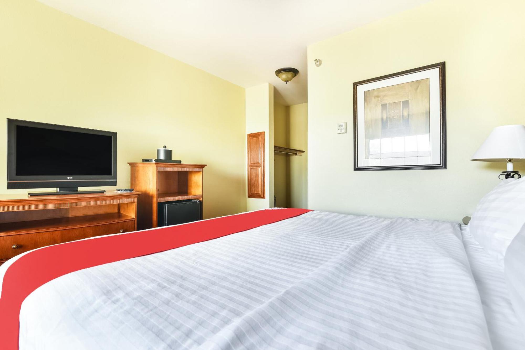 Oyo Townhouse Airport Hotel 3*