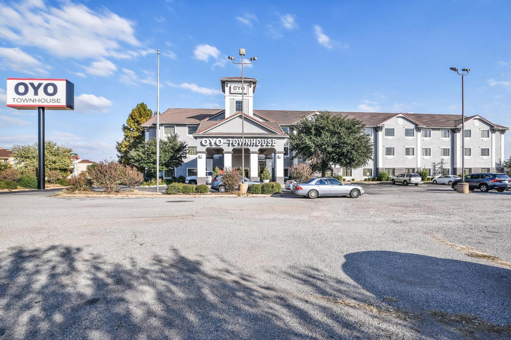 Hotel Oyo Townhouse Airport Oklahoma City