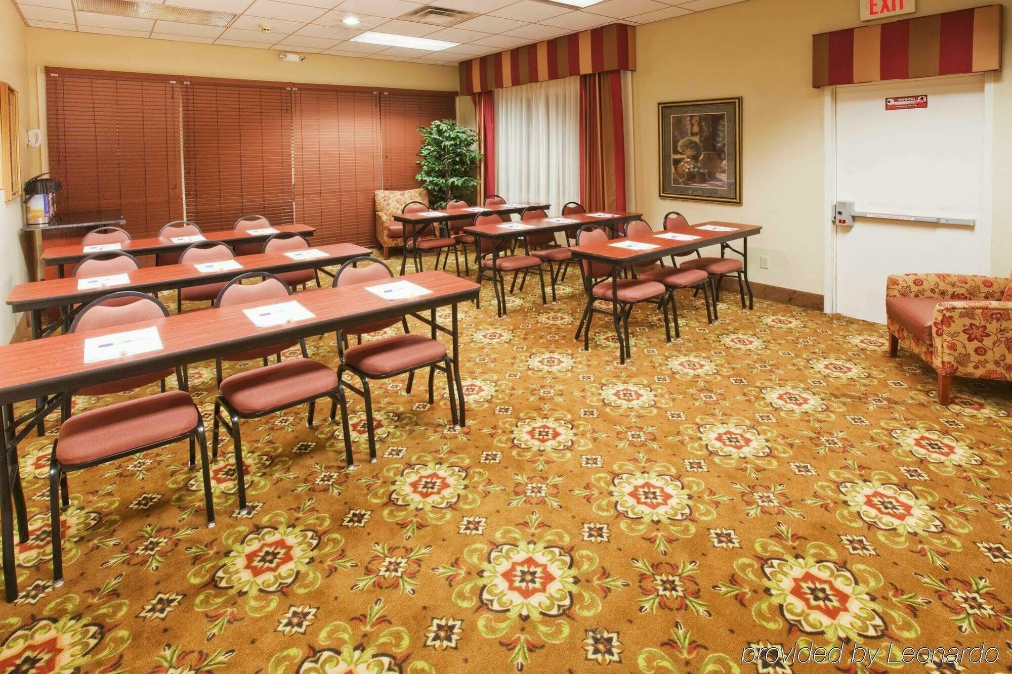 Oyo Townhouse Airport Hotel 3*