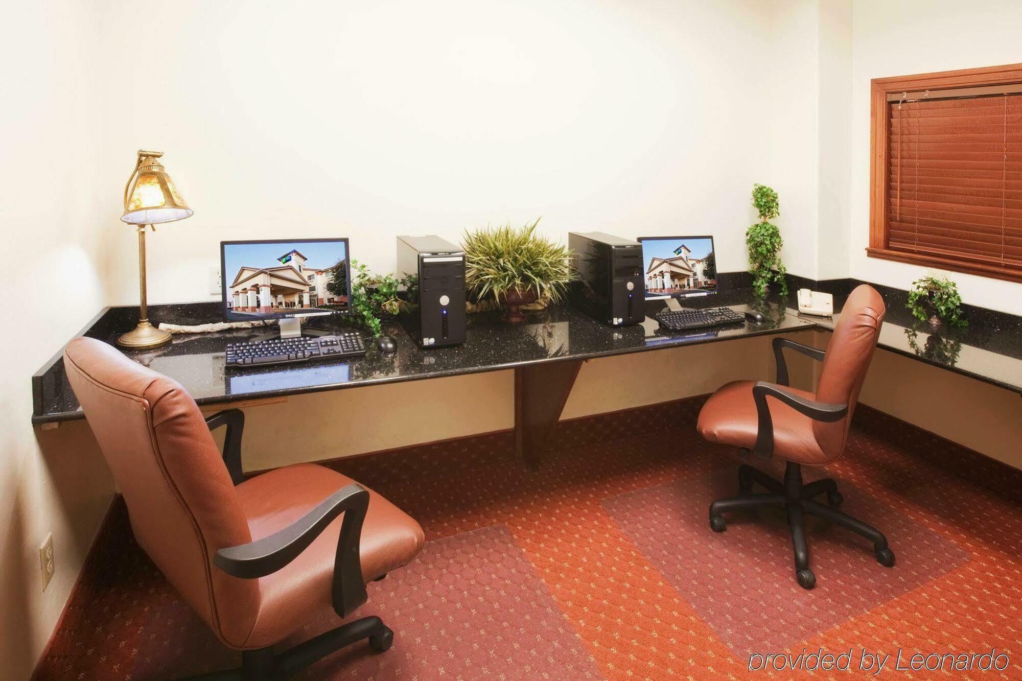 Oyo Townhouse Airport 3*