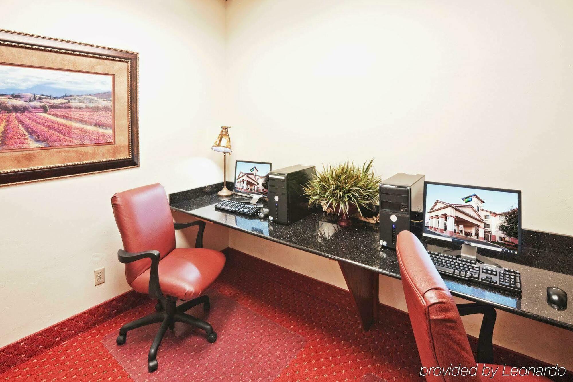 Oyo Townhouse Airport Oklahoma City